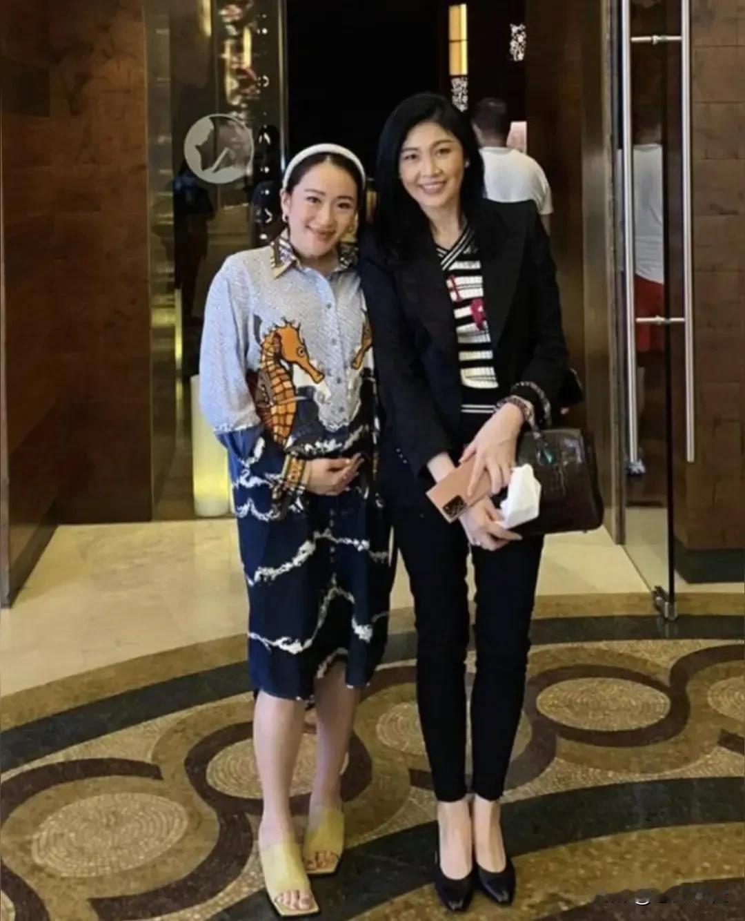 英拉与侄女佩通坦合影，西那瓦家族在泰国影响力巨大，有华人血统的英拉多次回中国广东