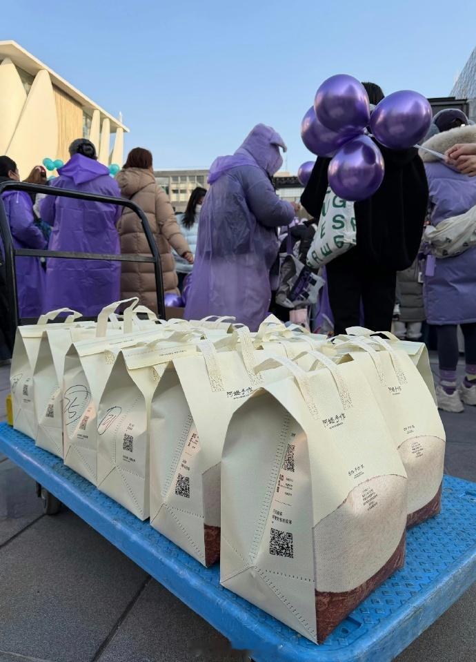 邓为今日线下活动给粉丝安排了逆应援在寒冷的户外给粉丝送上了奶茶和暖宝宝又一次双向