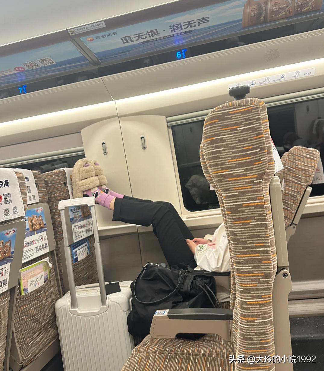 这是要生孩子了吗？
    12306没有出明细的规定之前，这种现象禁止不了。她
