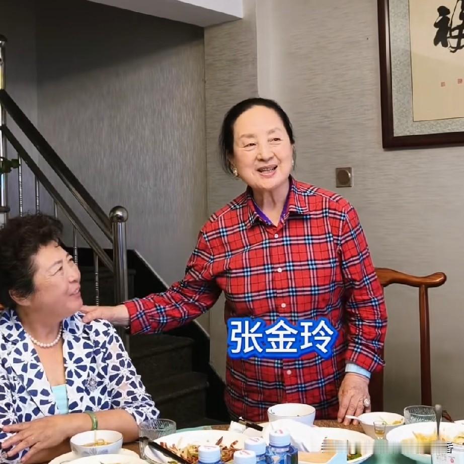 饭局上，多才多艺的张金玲朗颂并演唱了她自己写的小诗《我会再来》，内容是这样的: