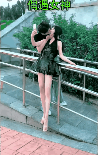 他是怎样做到的
偷袭亲了一口
追逐时又亲上两口

每一次出手时机正好
又快又准