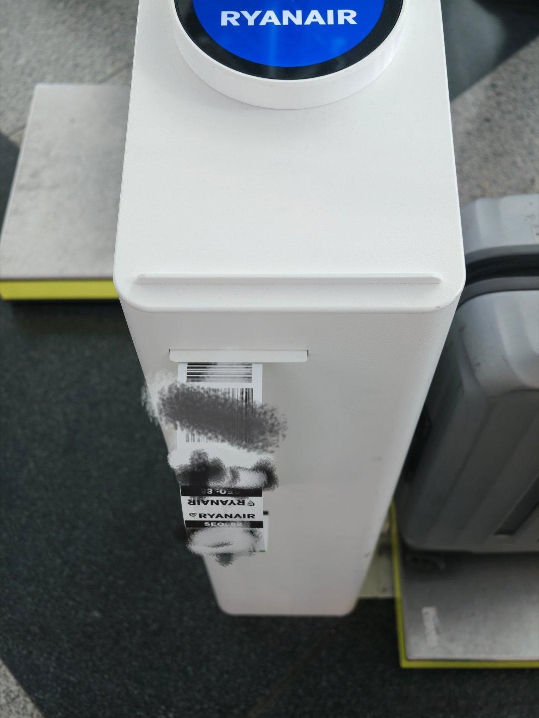瑞安航空真的是把“抠”做到了极致。就是除了飞机不用自己开以外，其余的一律自己来，