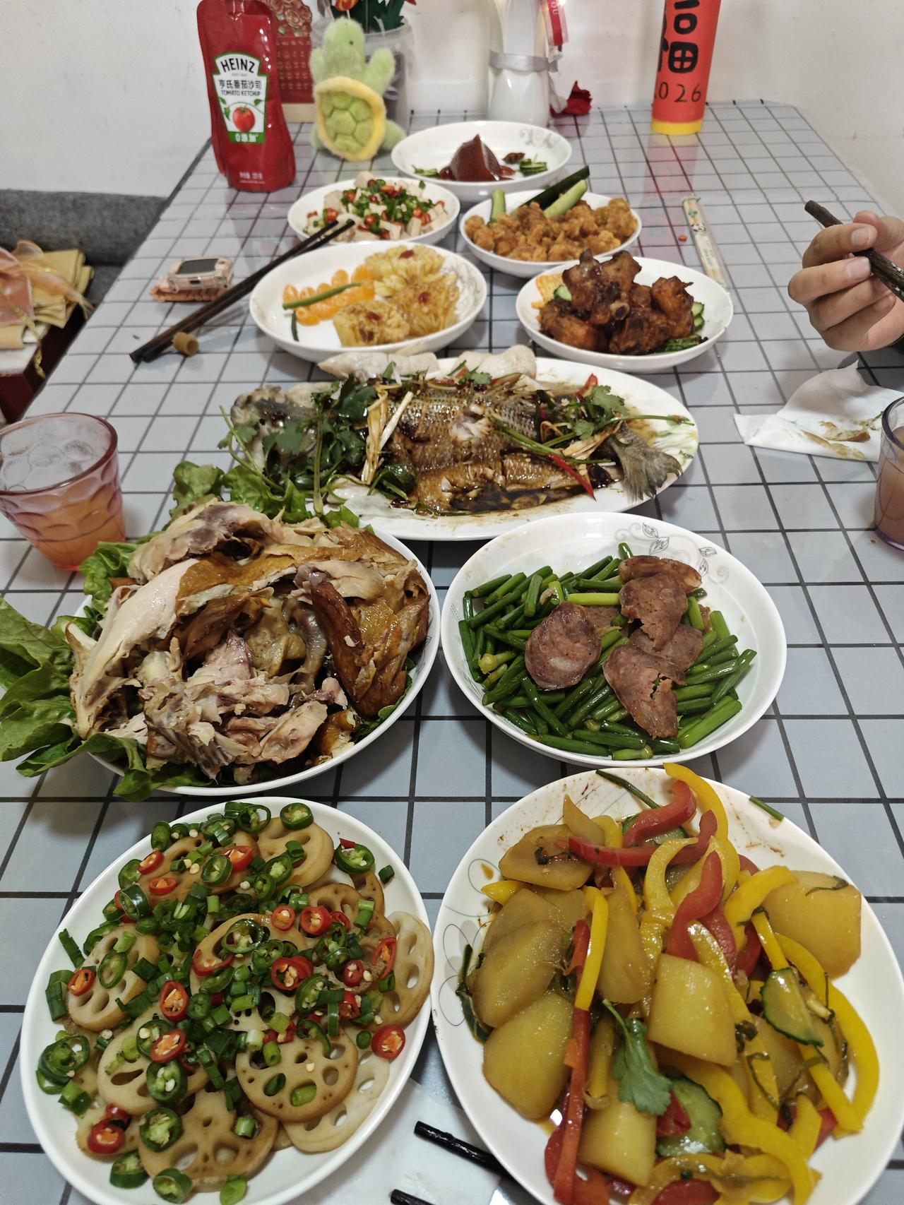 闺女做了两个菜，我做了两个菜，其他孩子爸爸做的。

满桌珍馐，那真是人间至味。巨