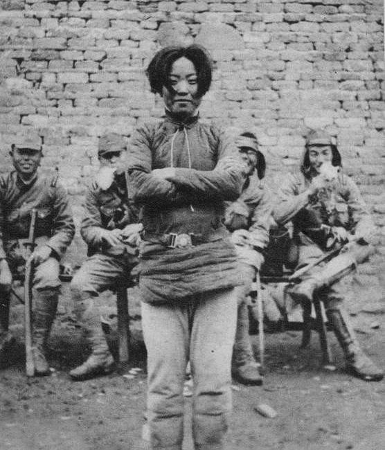 安徽和县抗日人民自卫军女战士成本华被日军俘虏后，临刑前双手交叉地抱在胸前，轻蔑地
