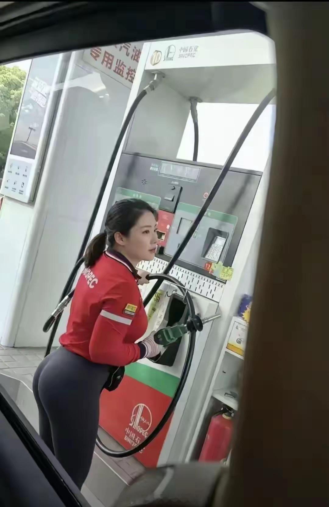 也不知道是咋回事，每次去这油站加油都有要加满的冲动！
