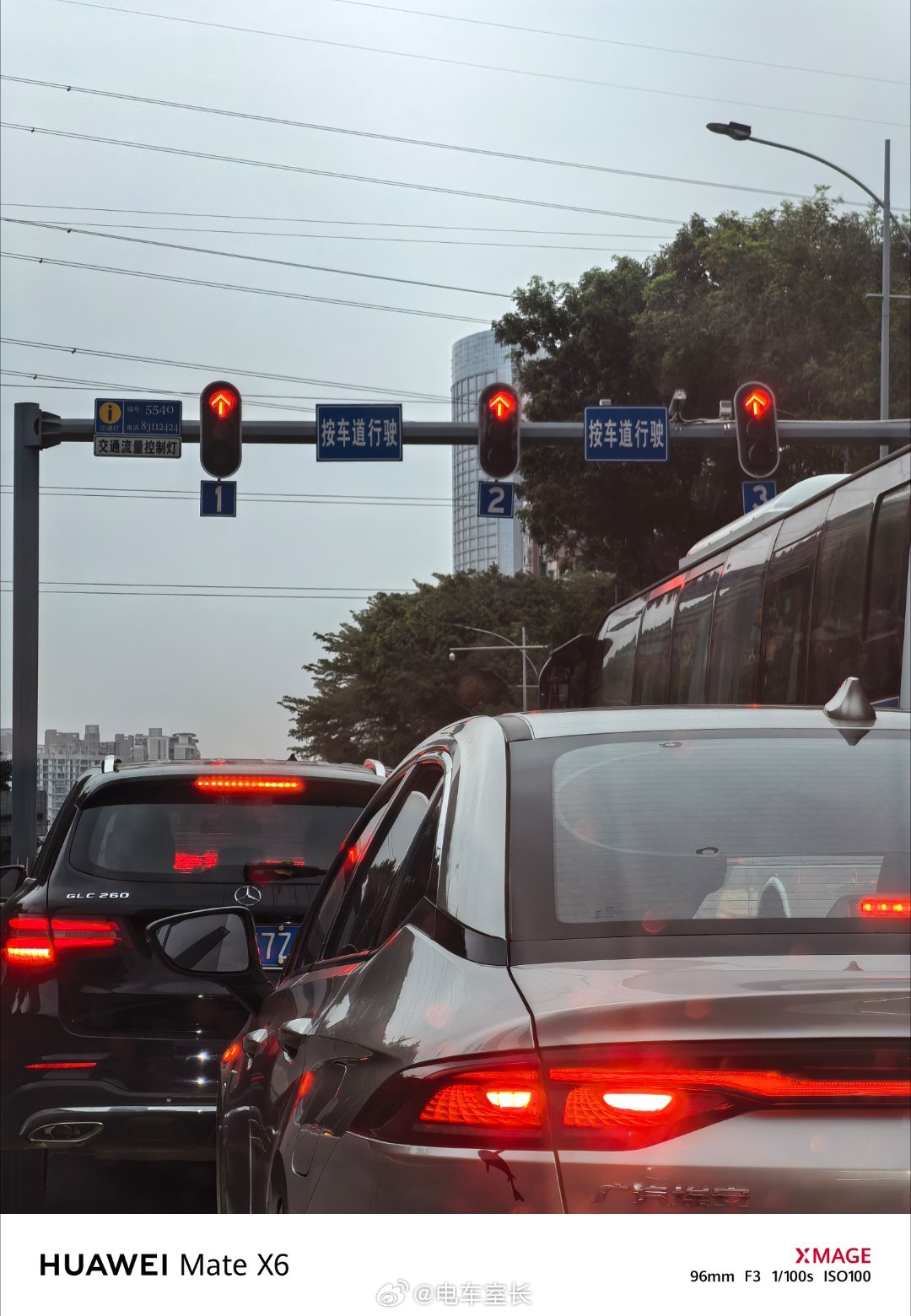 广州黄埔大道这个科韵路上桥的红绿灯是哪个大聪明想出来的……三个灯轮流亮，分流效果