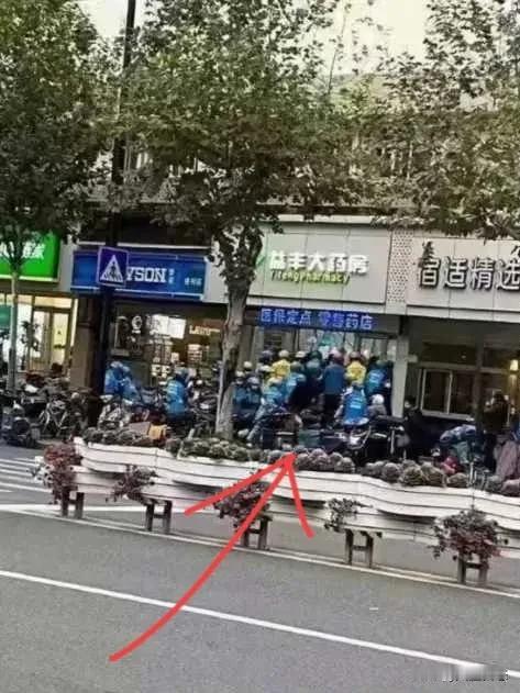 药店被外卖小哥挤爆了！[大笑]
今年520药店的生意怎么那么好？