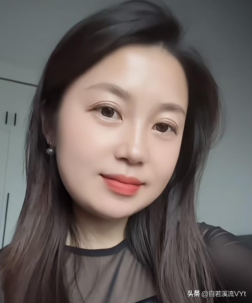 清平乐·雅妍
 
柔风轻渡，眉畔春阳住。
眼底澄明无俗雾，笑里时光温煦。
素衣浅