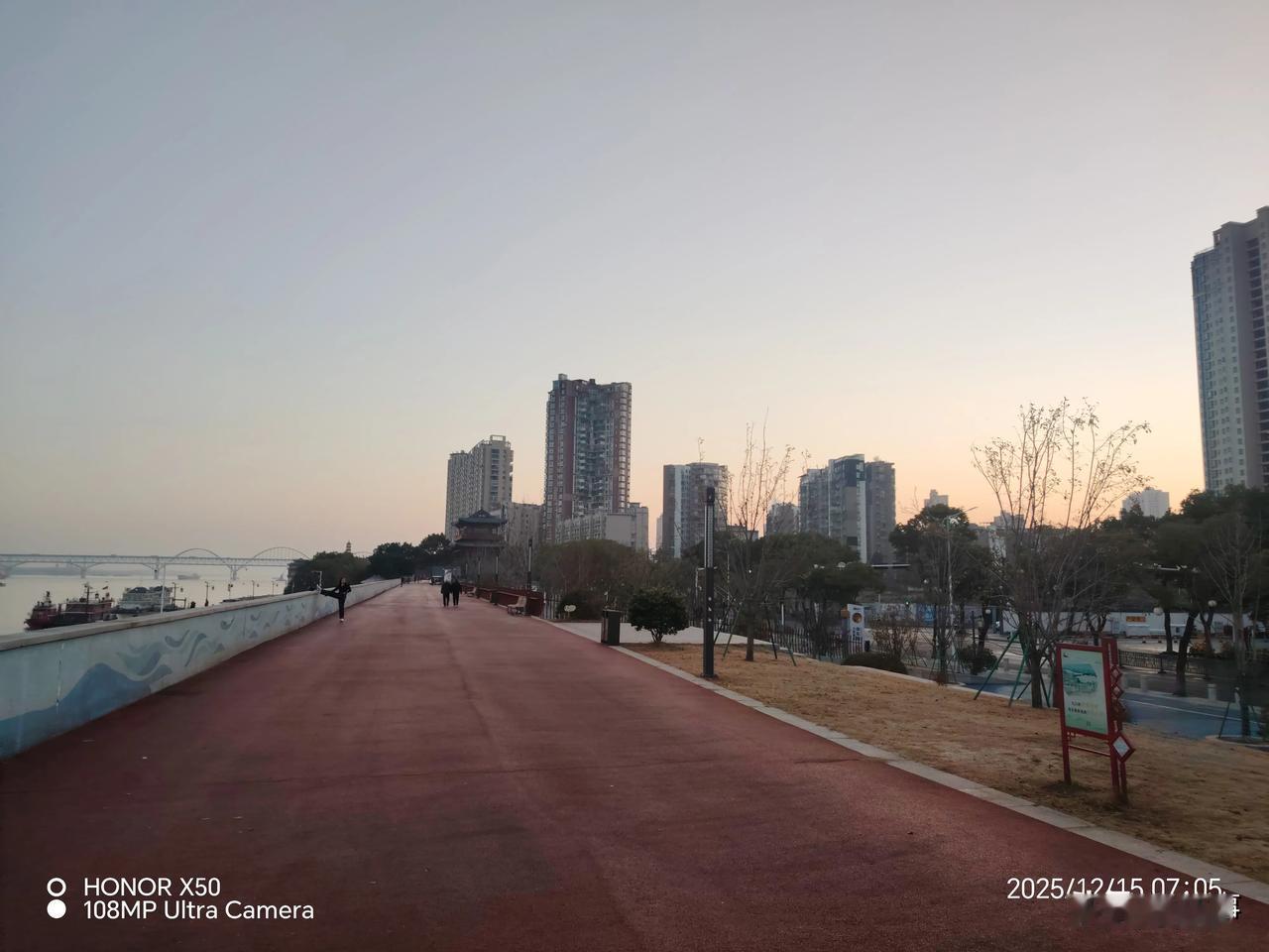 奋进江城共筑新篇长江岸边晨练“奋进江城共筑新篇”