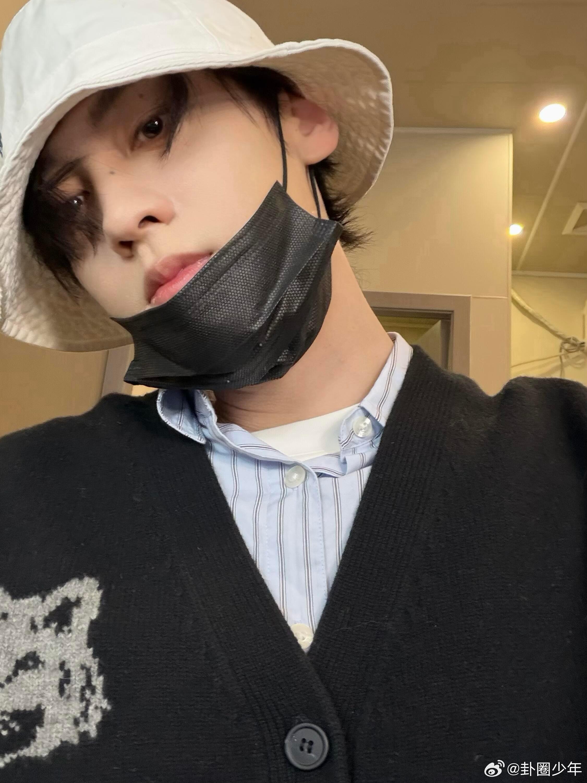 田栩宁解冻三张自拍田栩宁渔夫帽自拍田栩宁渔夫帽造型自拍太绝了，简约穿搭衬出干净气