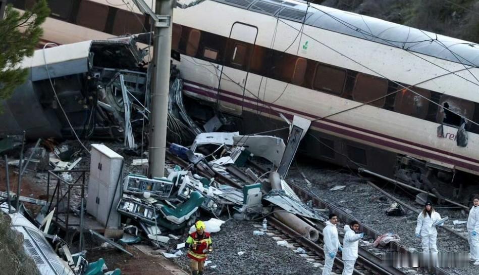 西班牙高铁事故，至少39人死亡

西班牙高铁有可靠和准时的声誉。然而，周日发生的