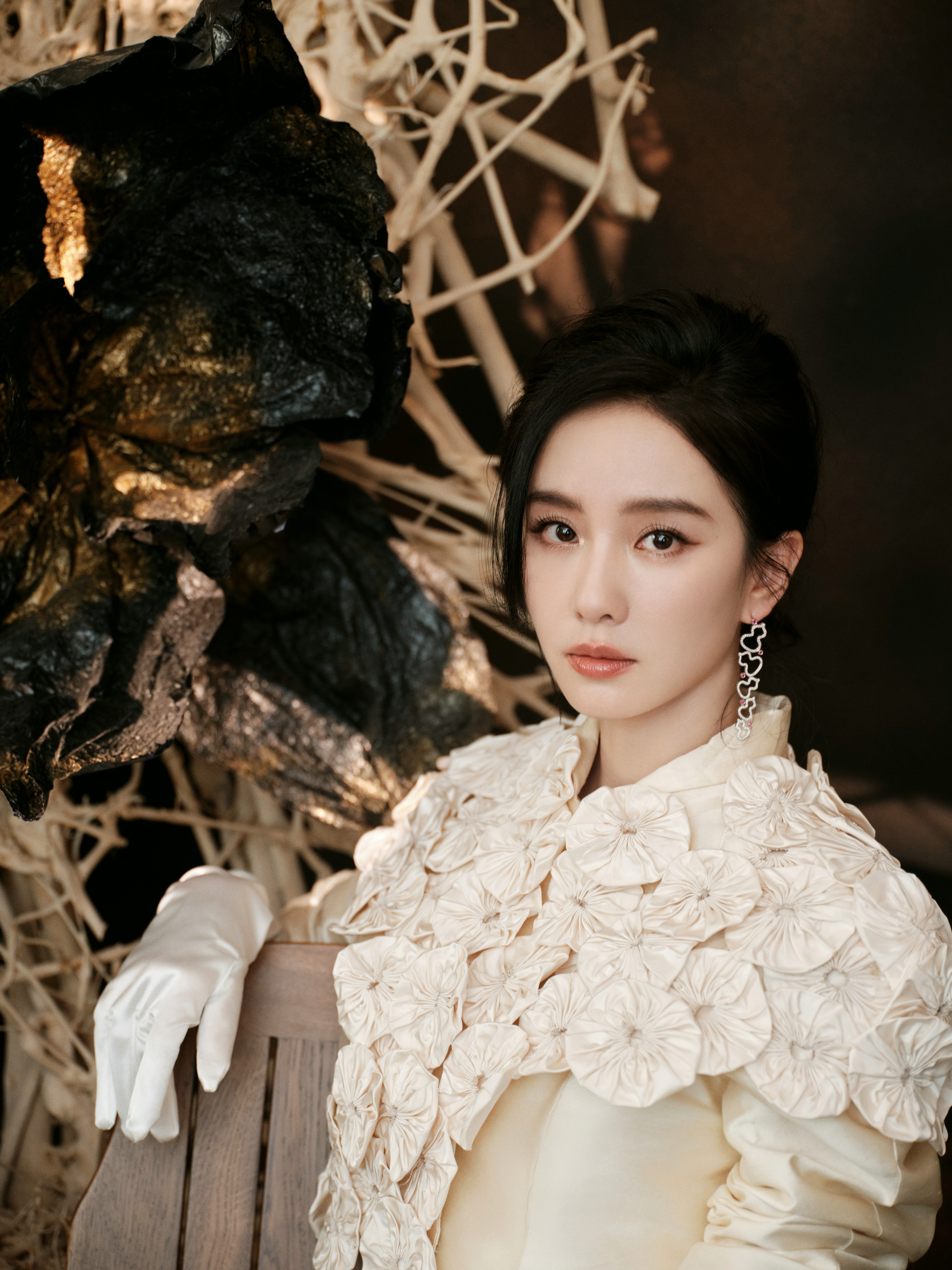 #刘诗诗[超话]# 莹莹花漾，似梦如真，点缀如明珠般璀璨耀眼的优雅。#ELLE风