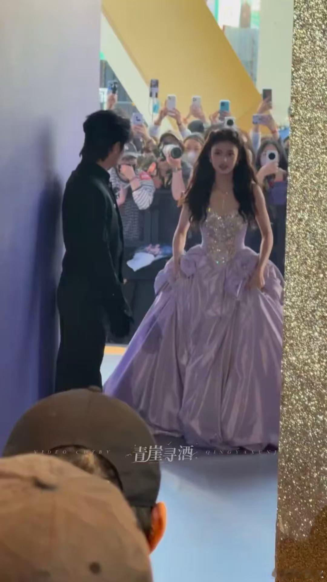 艾米一种气血充足的美 艾米的红毯造型兼具优雅与俏皮，裙摆的流动感让她行走间更显轻