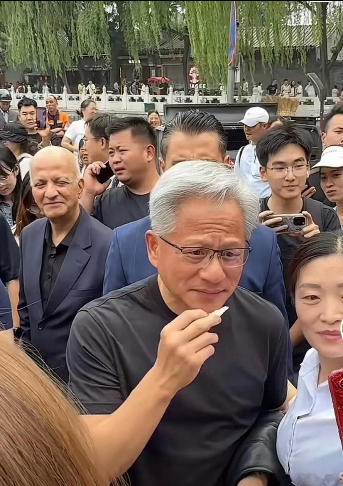 黄仁勋15日一行十余人一起游玩了北京什刹海公园。在与一位店家美女聊天时，被邀请品
