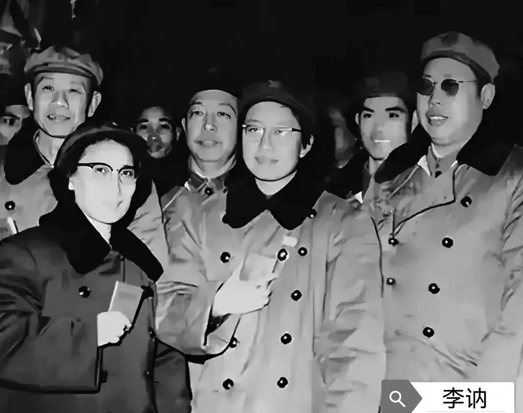 那时，已入伍加入人民子弟兵行列，并担任《解放军报》总编辑的李讷和同事们一起表示：