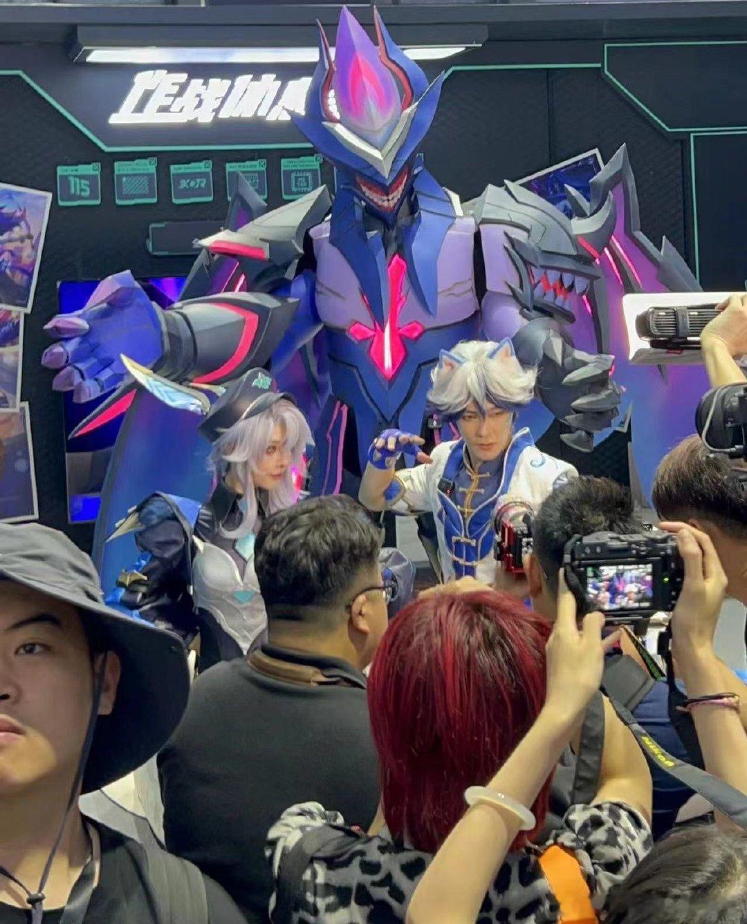 #新浪娱乐[超话]##汪东城又去漫展了# 汪东城对动漫的热爱，让他在漫展上如鱼得