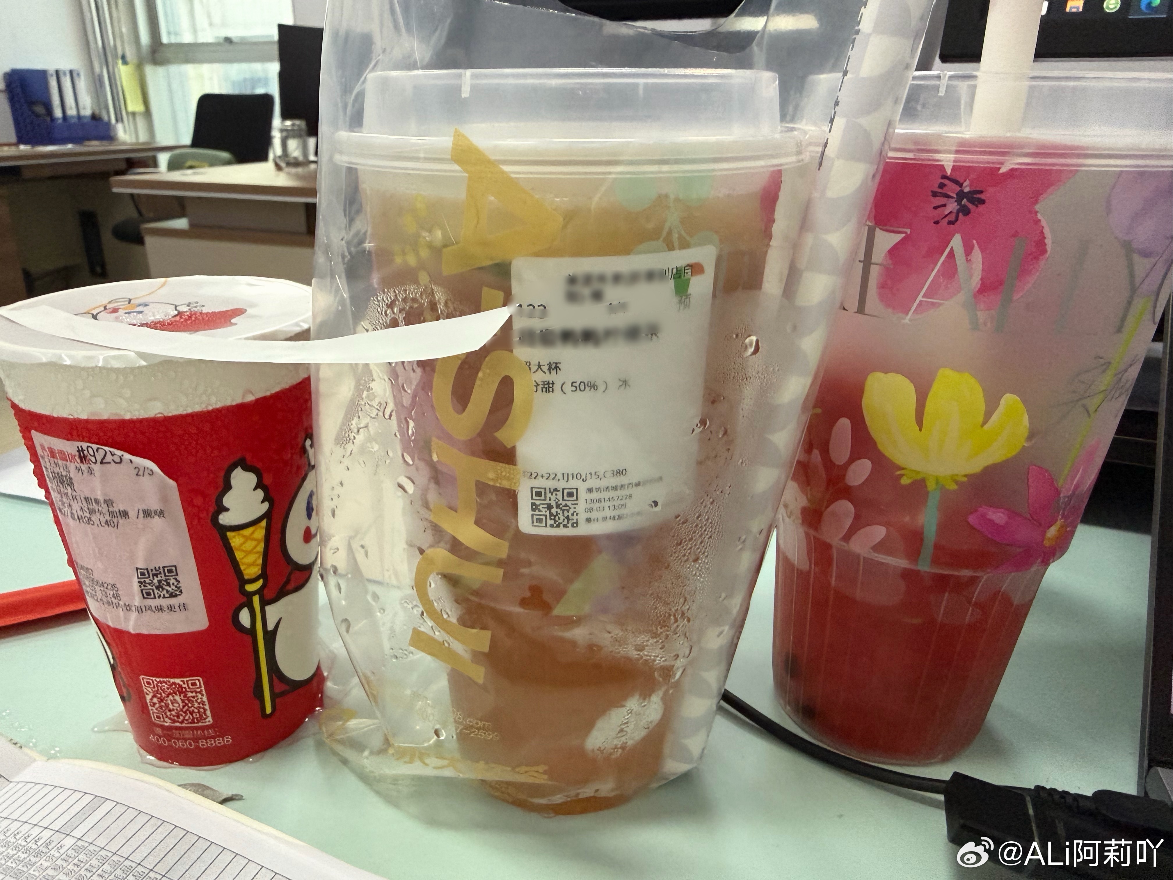 有喝奶茶的嘛快撑爆了 