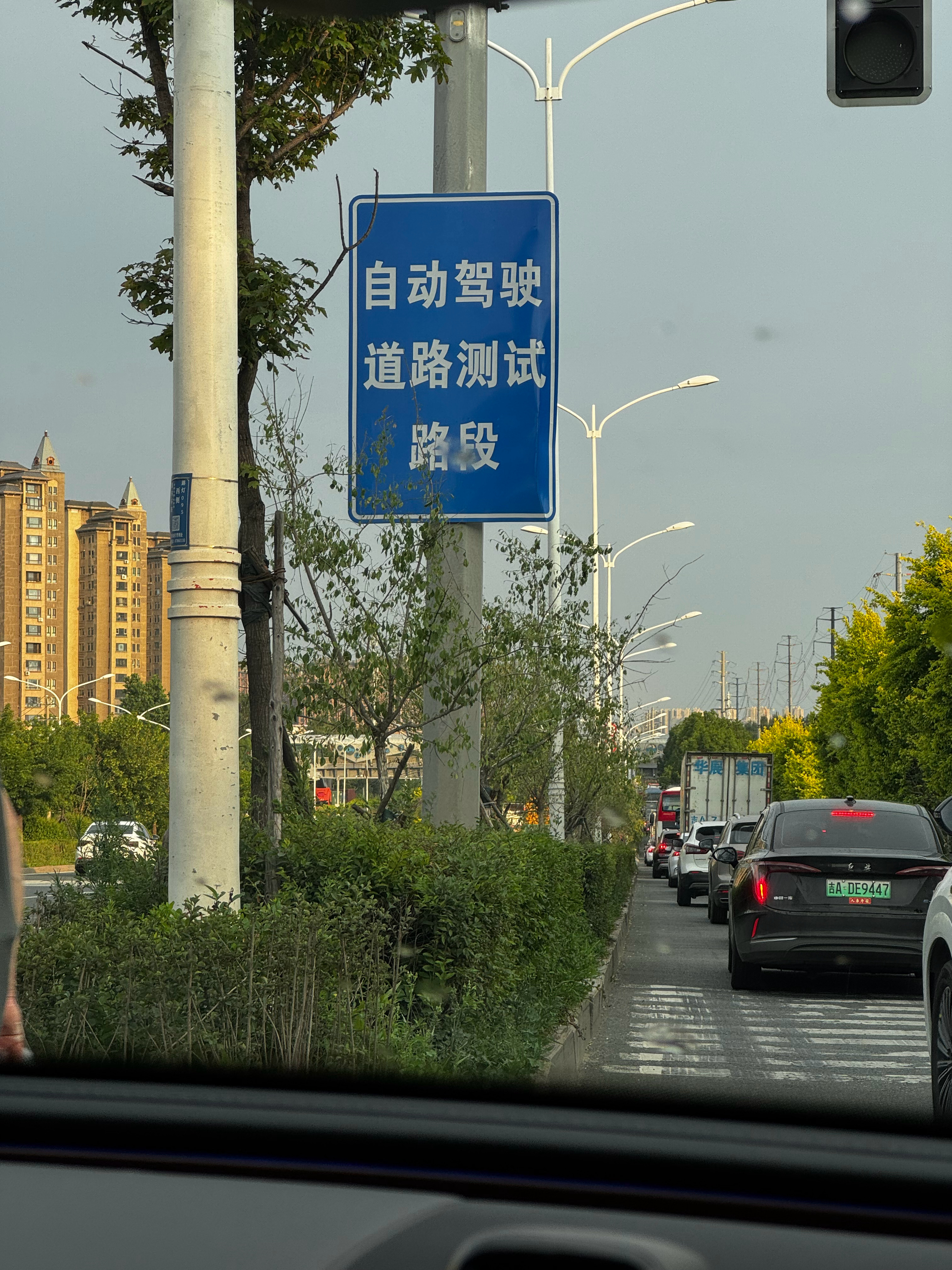 很热情的给我介绍他们这有自动驾驶测试路段其实我想说，我们家门口就是 ​​​