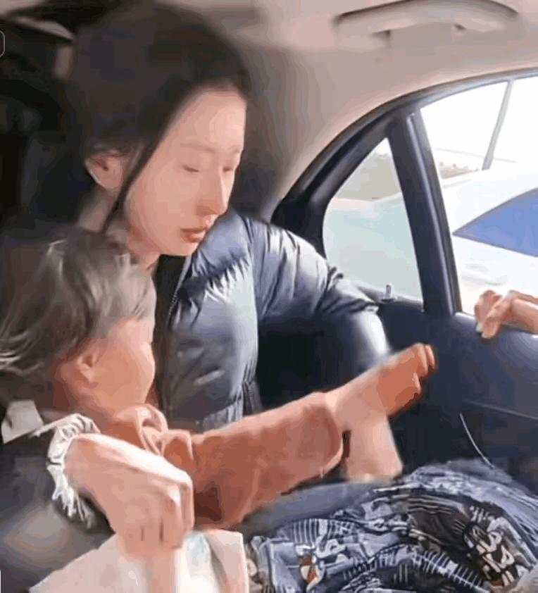 心酸！内蒙古，春节假期结束，一家人准备返程时，3岁小女孩突然拽住姥爷的手说：“让