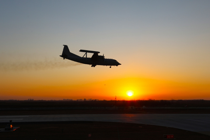 战鹰破空，安全感直接拉满！空、地勤官兵这波精细操作，精准拿捏任务，妥妥守护海空。