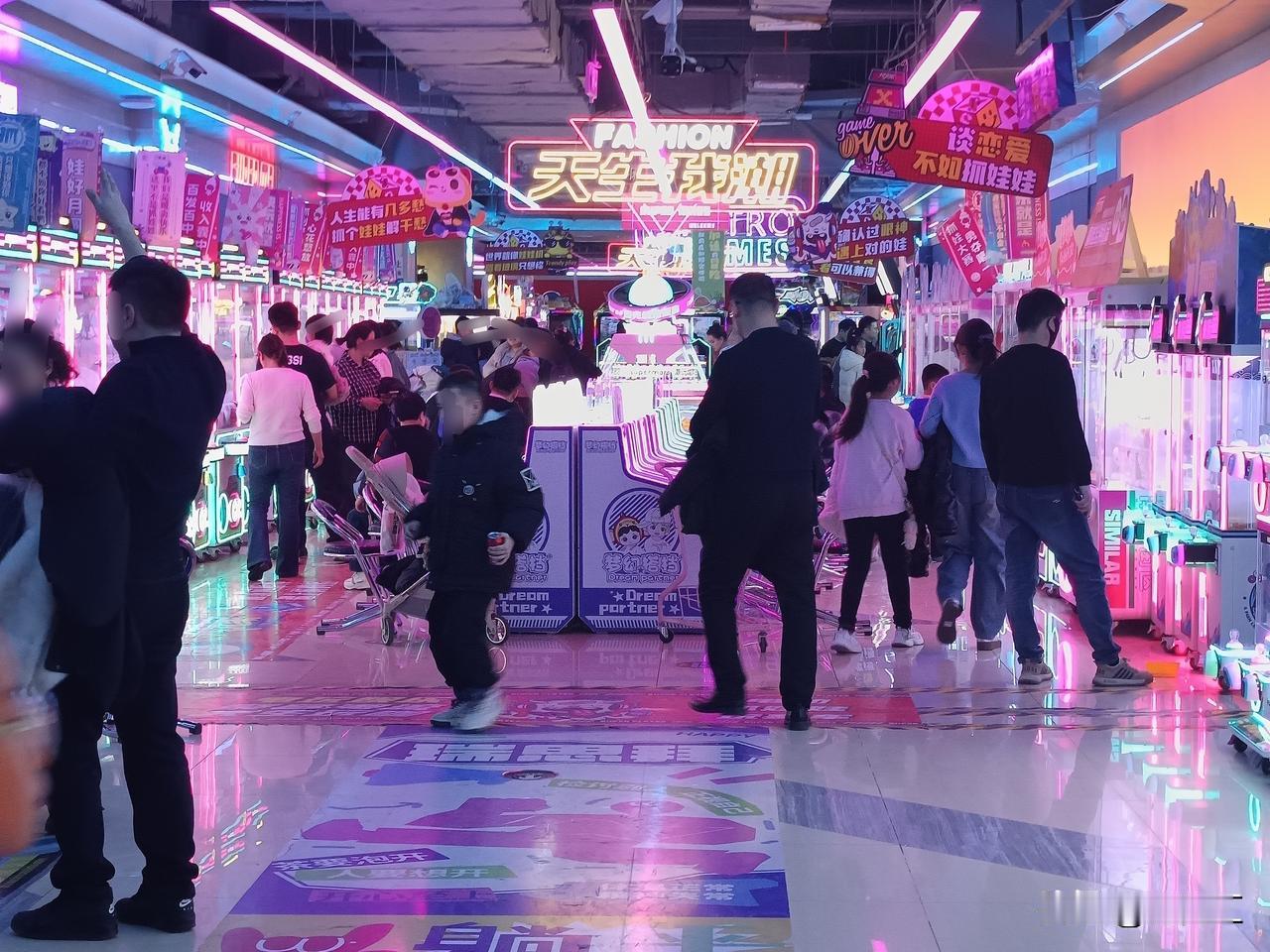 还记得十年前的现在，你在哪里逛街么？现在所看到的一些品牌或是同类型的，基本都是以