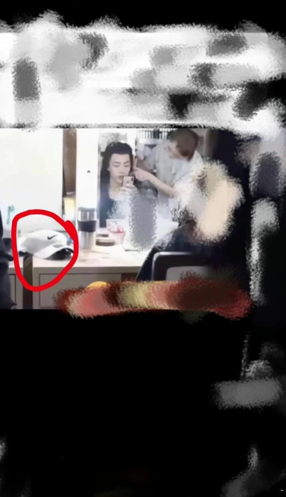 哦莫 这个帽子好像是王一博的 然后就这样放在肖战的化妆桌上[干饭人][干饭人] 