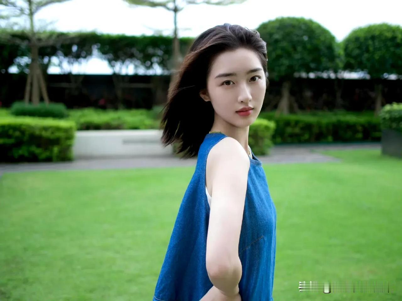 邓恩熙的写真简直把少女模样诠释到极致。
在绿湖边的写真里，她一袭白裙搭配玳瑁眼镜