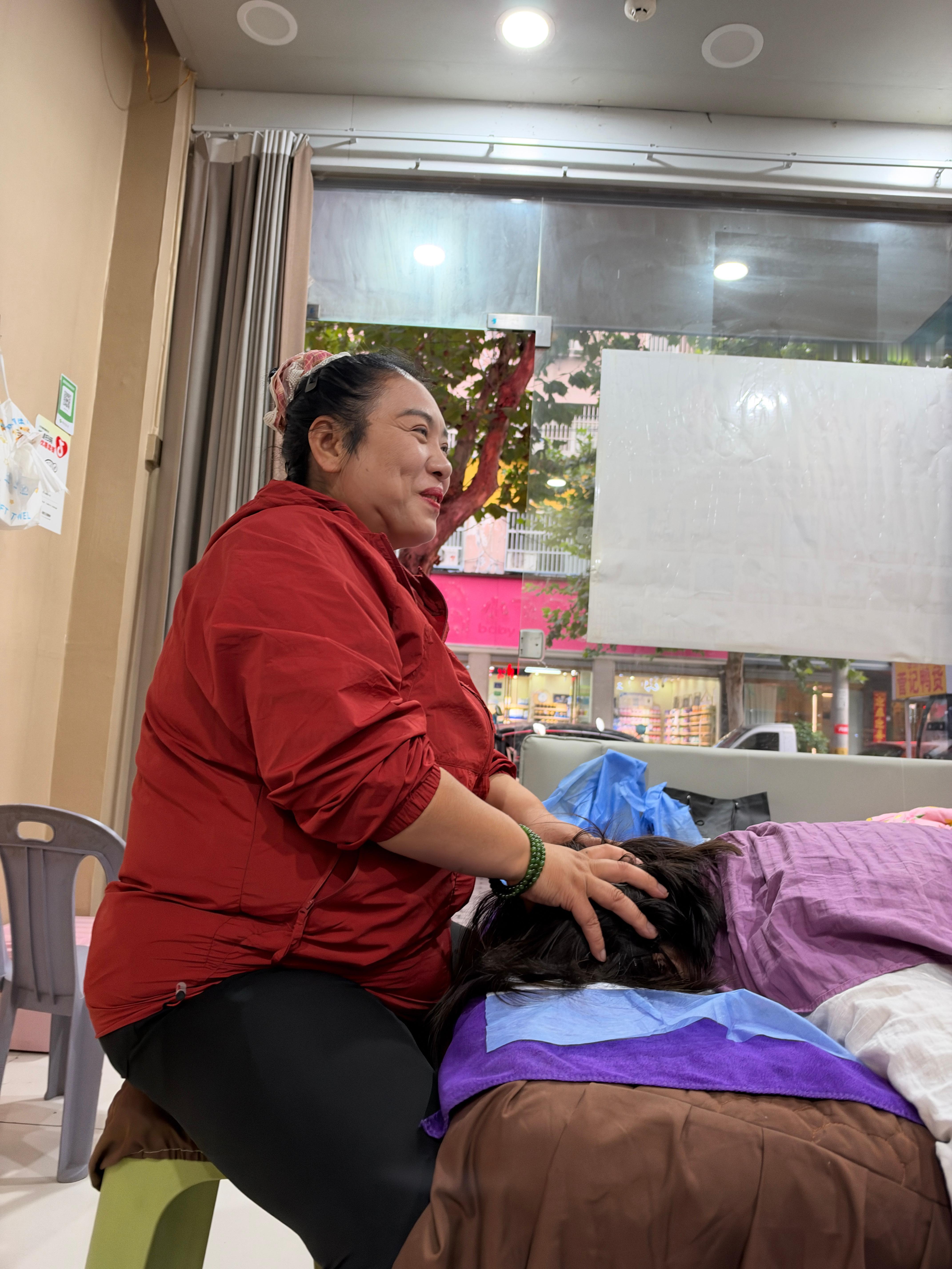 累了就去楼下， 31 元按个摩。 大姐让我给个好评，我说拍个照更真实。她大笑，说