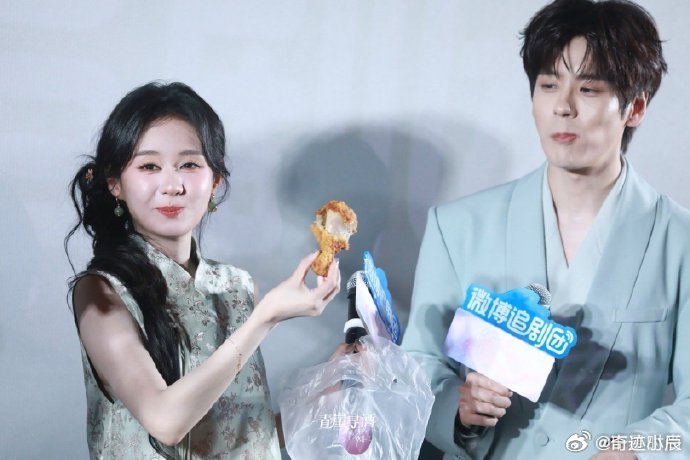 郑合惠子喂魏哲鸣吃鸡腿好甜 郑合惠子喂魏哲鸣吃鸡腿，互动甜到超标！许律乖乖张嘴人