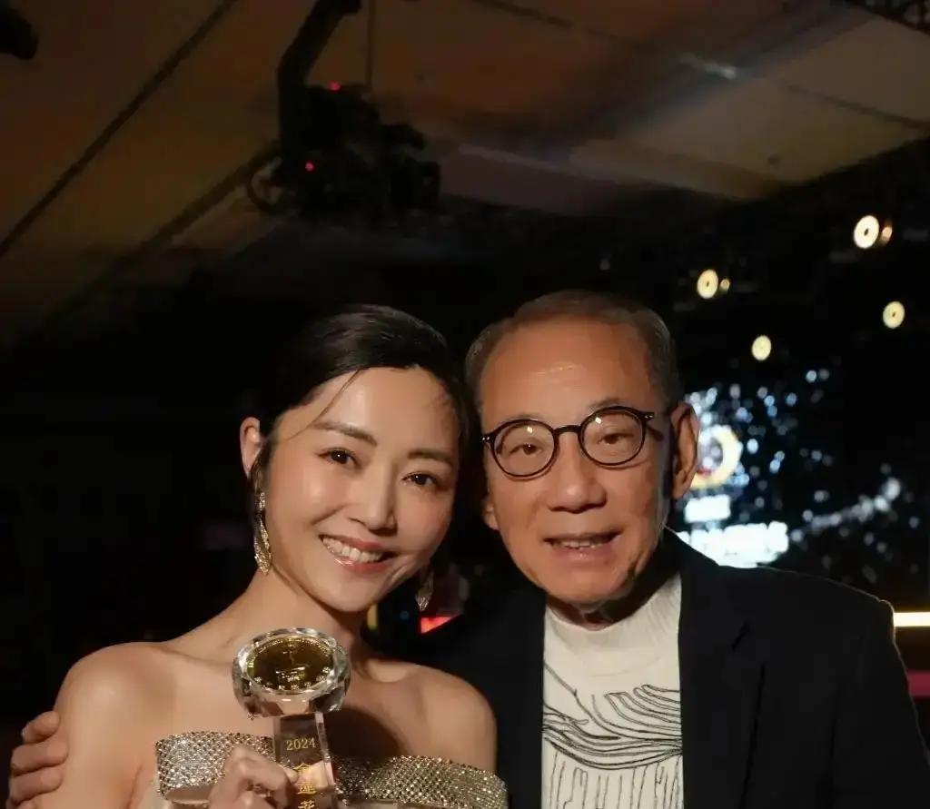 卫诗雅签进英皇头15年，最高一年收入不到70万，刚拿奖7天，手上待签的代言总额破