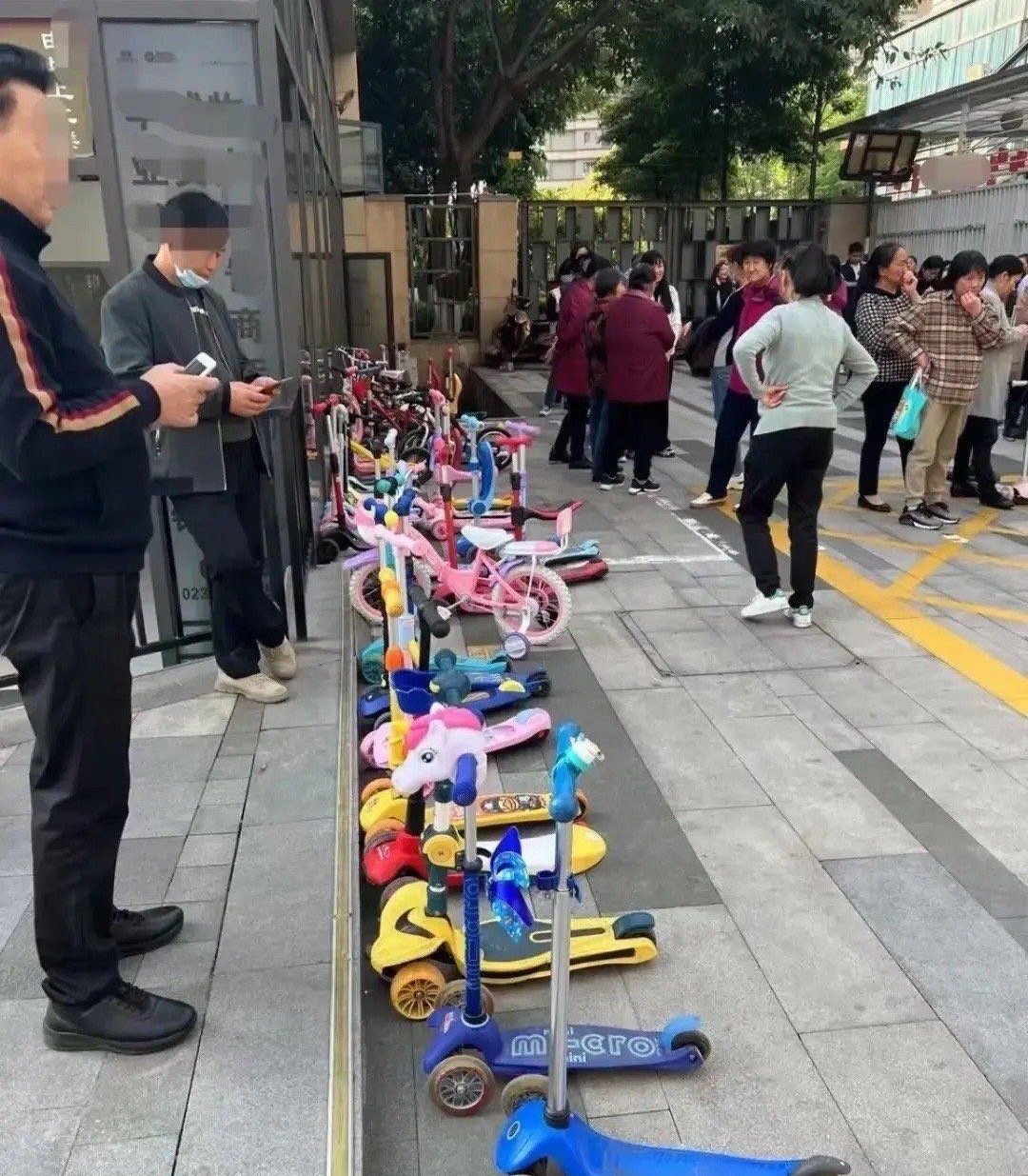 幼儿园车位也这么紧张，去迟了得走多少路啊！ ​​​