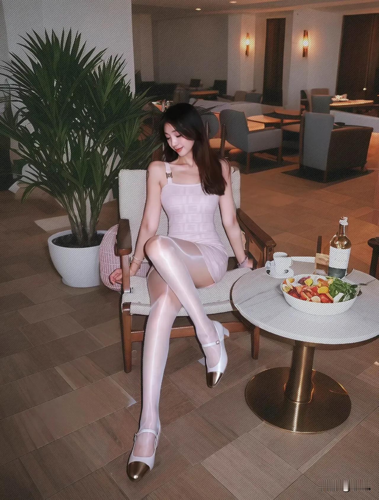 一杯香槟，一桌美食，还有那慵懒的氛围。你喜欢哪一种气质的美人? 什么样的女人才是