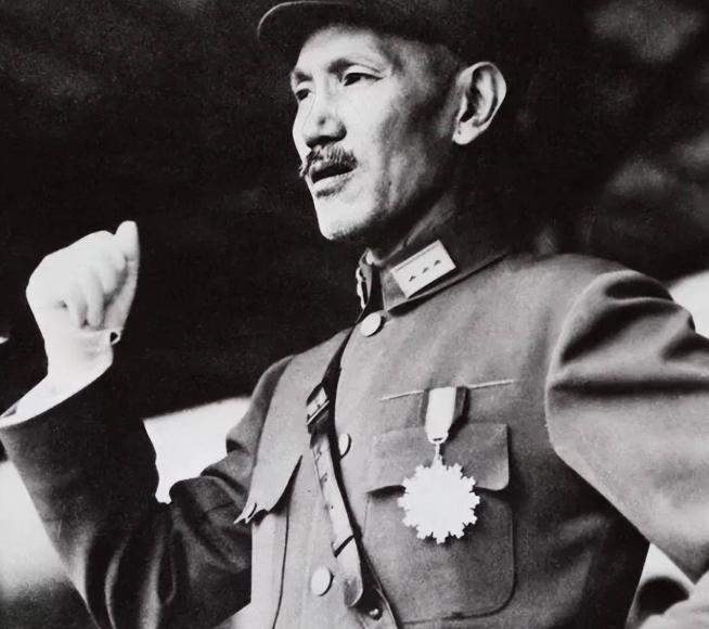 熟悉蒋介石的人都知道，老蒋有一个规矩，就是电话专线的接线员必须要男的，不能用女的