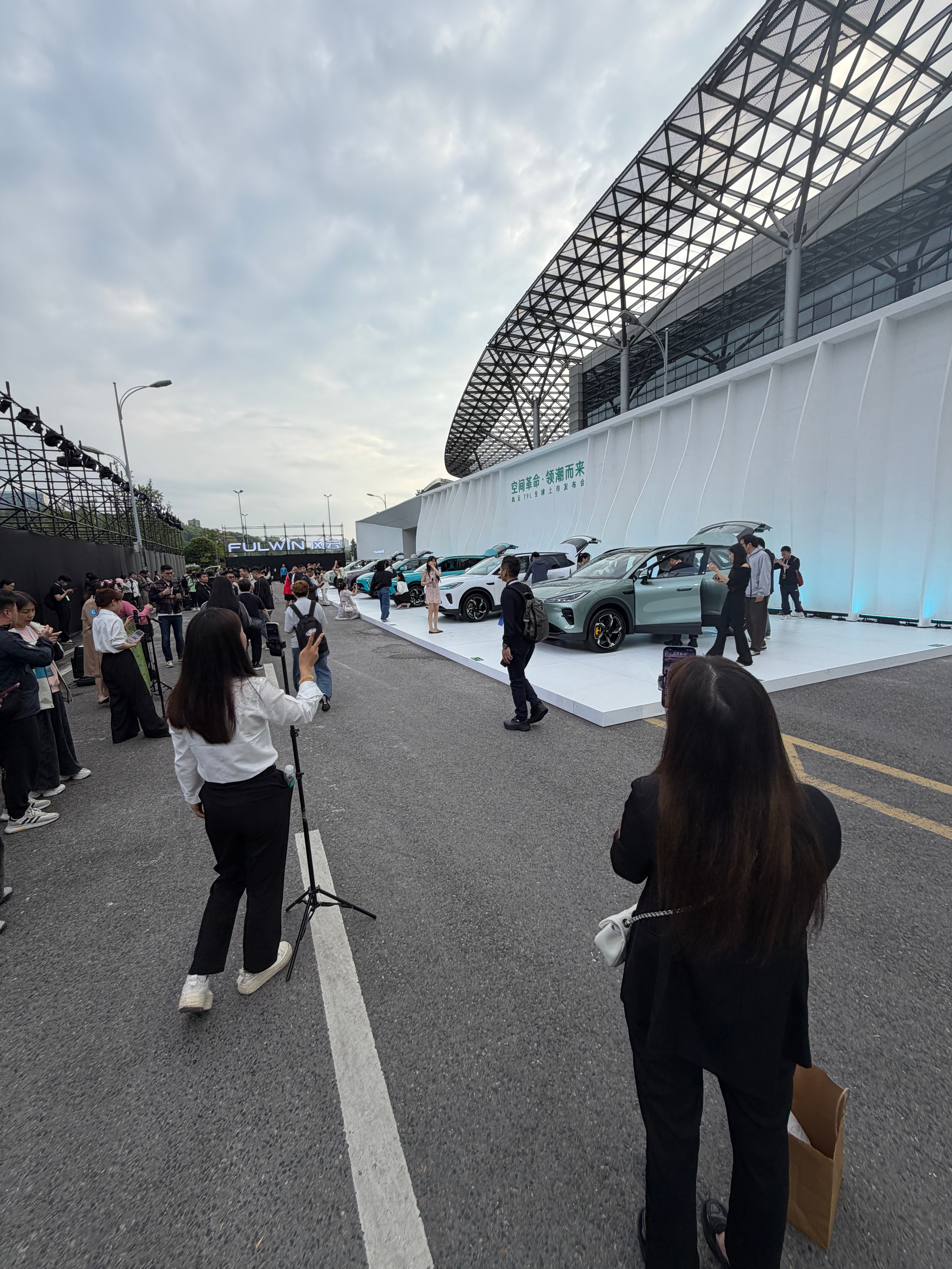 我发现，每次奇瑞的发布会，经销商直播的妹子相当多😂智美大五座风云T9L全球上市