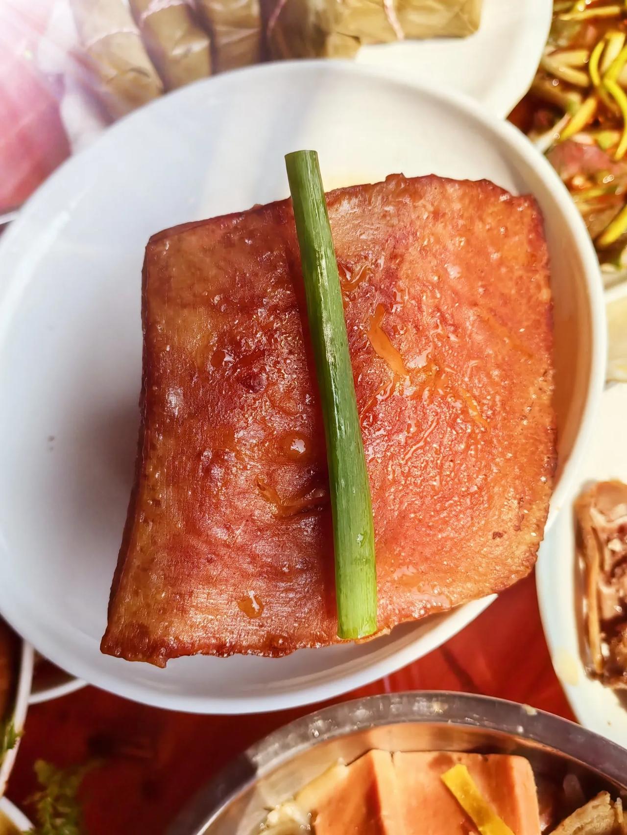 泸州乡下吃席，这坨“方块肉”上的一根葱，藏着中国人最隐秘的孝顺
 
在四川泸州的