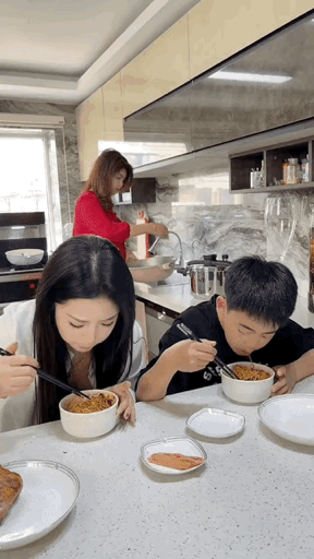 1 天呐！这样的姐姐也太好了吧！[赞]
2 看了老半天，这树梢硬是扛下了所有
3