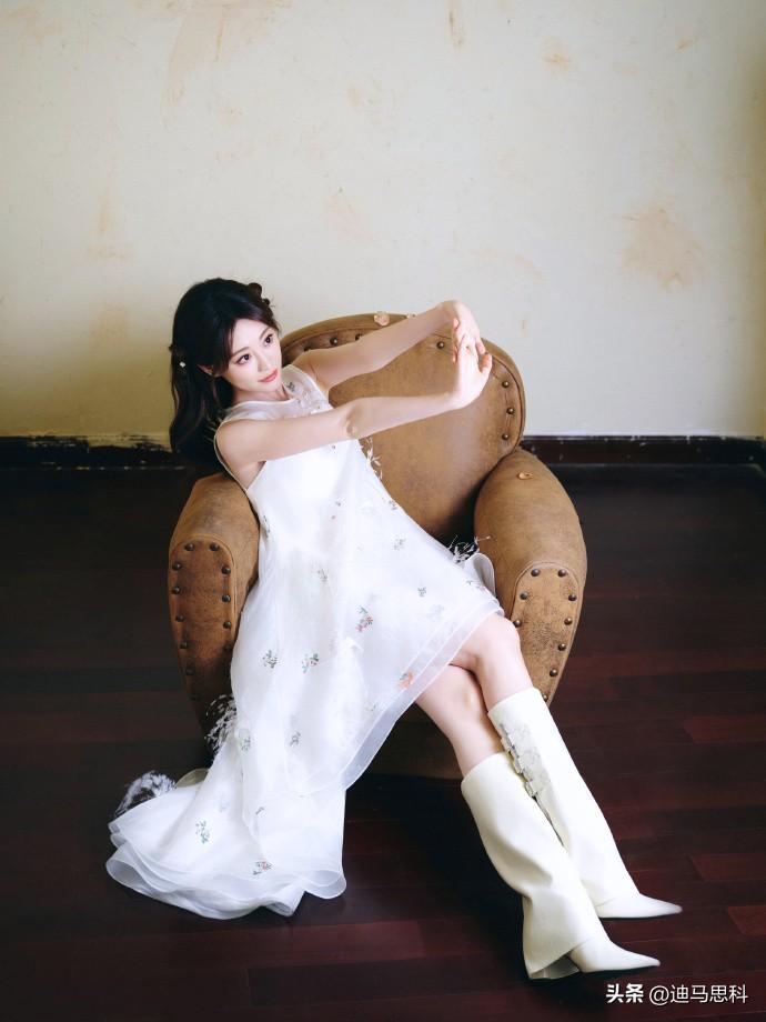 祝绪丹美得令人惊叹，她完美掌握夏日心动密码。白裙搭配小白高跟鞋，尽显风情万种。白