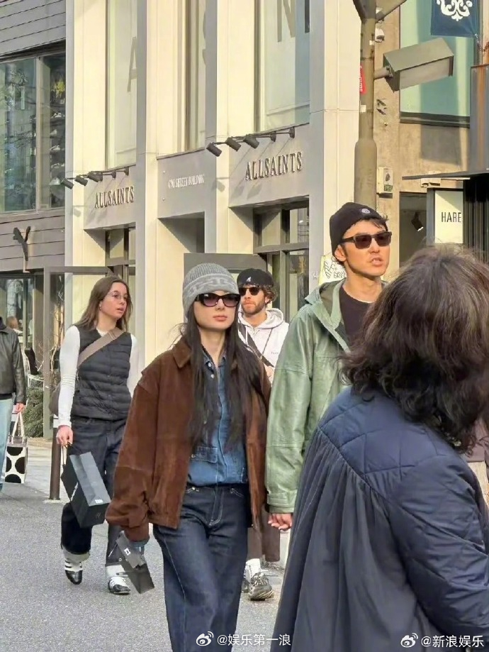 阮经天方不回应恋情 近日，阮经天与小20岁女友在东京同游被偶遇，两人都戴着墨镜，