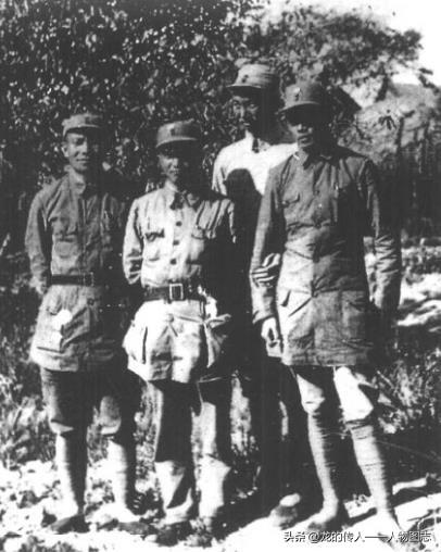 1943年，新四军三师师部部分领导在苏北驻地合影。
前排左起:刘震、李雪三、张天