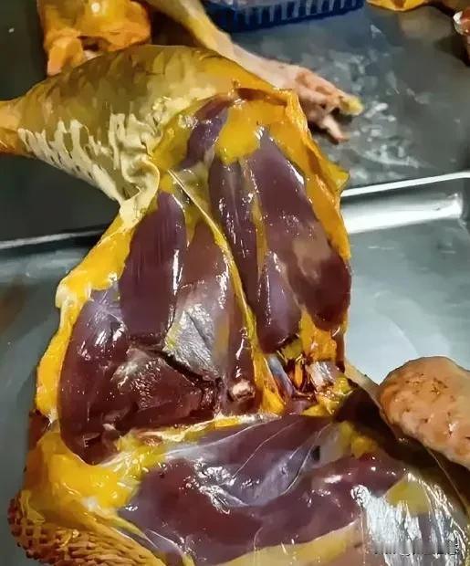 亲戚送来的鸡，切开后竟流出“墨汁”？老公当场发飙让我扔了！

远房亲戚从老家带了