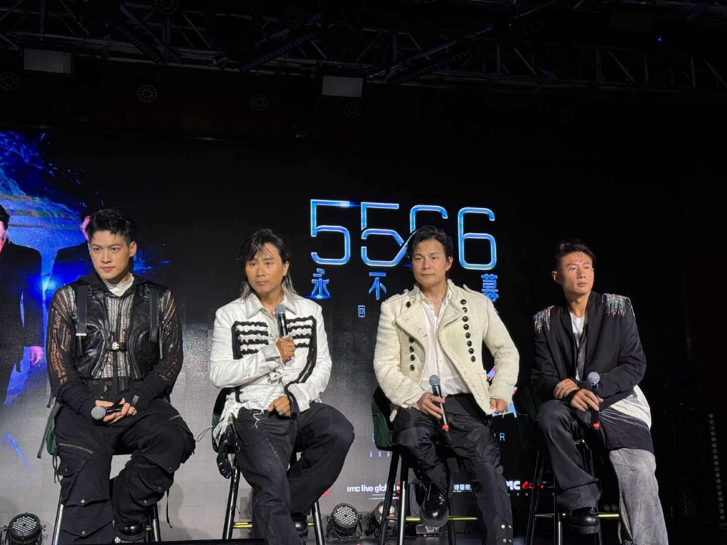 5566广州线下发布会40+依旧保持满满的舞台热忱，5566成员坚持练习后空翻、
