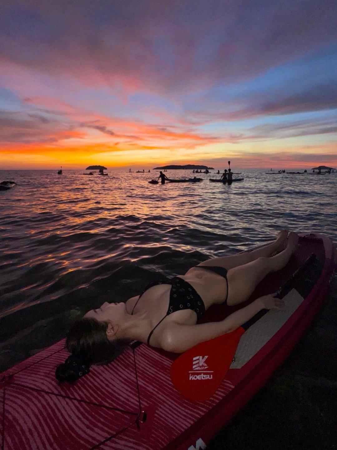 李溪芮 🌊 海上泳装夜拍 