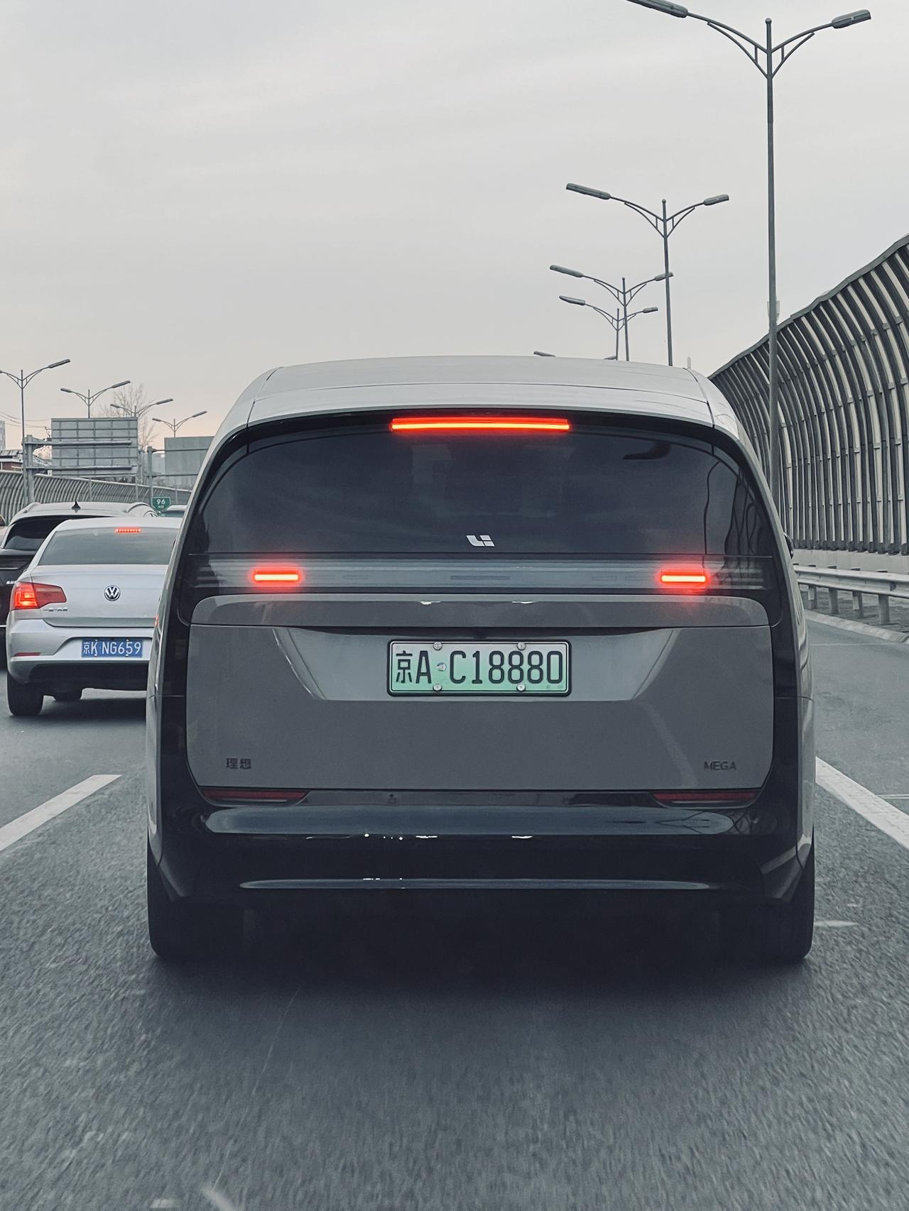 路上MEGA没见过黑色。家用为主。要说商，也是宜家宜商。

一直觉得车尾像一个“