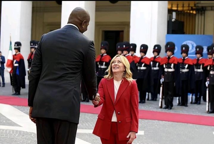 “最萌身高差”的握手！
      12月11日，意大利总理梅洛尼举行仪式，欢迎