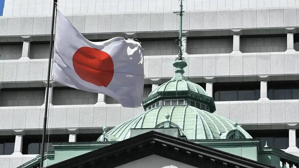 日本未来一定会彻底倒向东方，因为日本现在考虑的不是什么时候崛起的问题，而是如果没