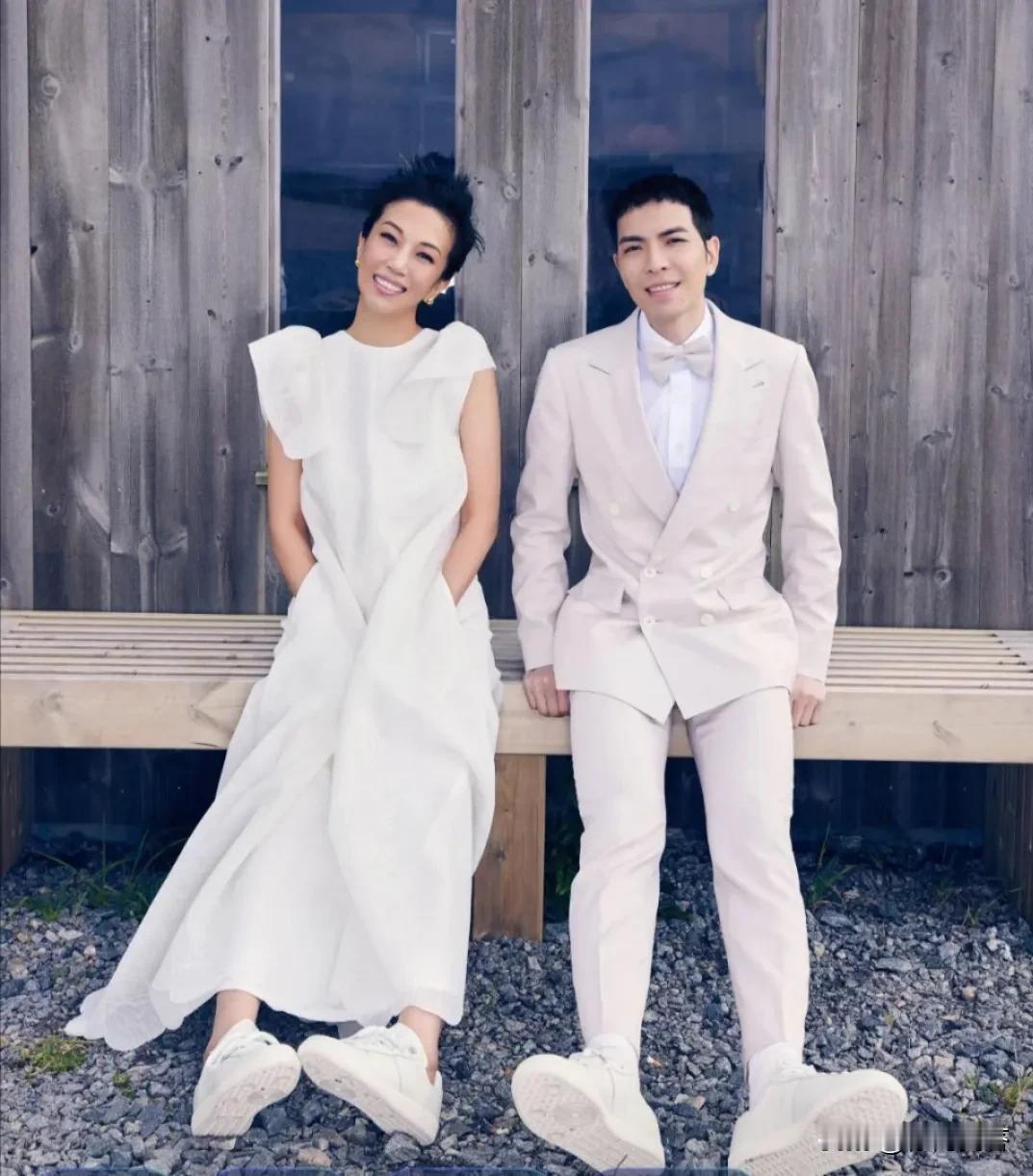 请问：“萧敬腾”比他老婆小几岁？
答案：14岁

请问：“陈乔恩”比大他老公大几