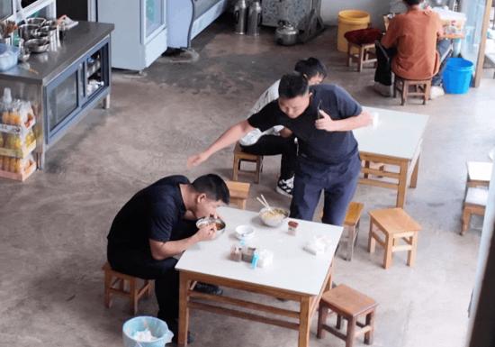这是腾冲，最有骨气的地方！近日，云南腾冲一家餐馆里两位男子正在吃饭，其中一男子接