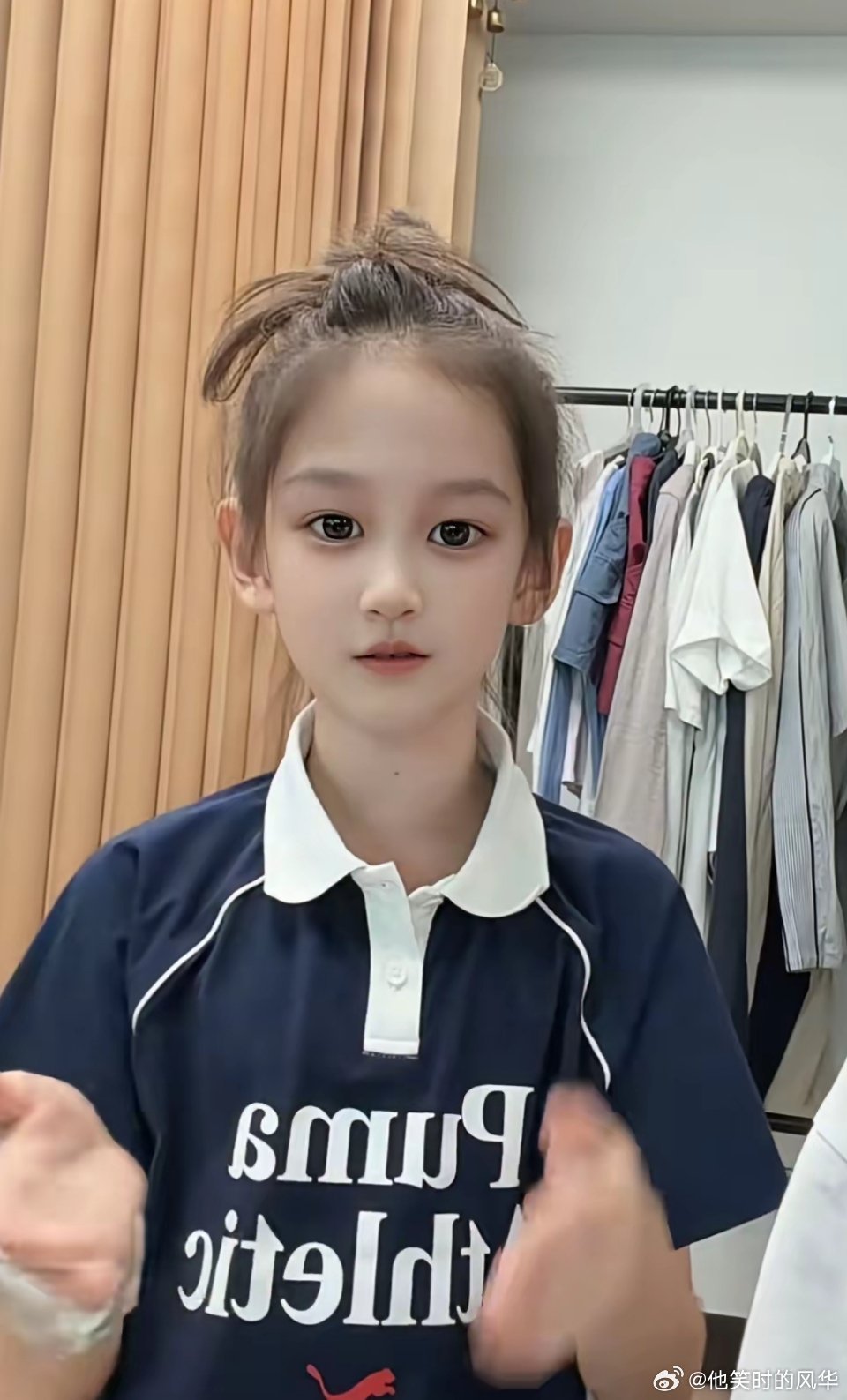 曹云金前妻唐菀罕见晒出女儿的视频，小姑娘已经出落得亭亭玉立，浓眉大眼，既有妈妈的