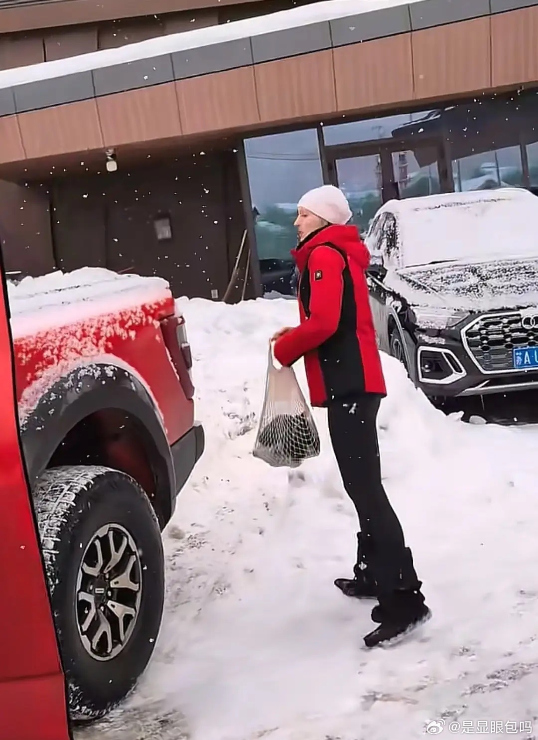 撒贝宁一家新疆滑雪，父亲罕露面瘦了好多 李白素颜像20岁但没眉毛！ 