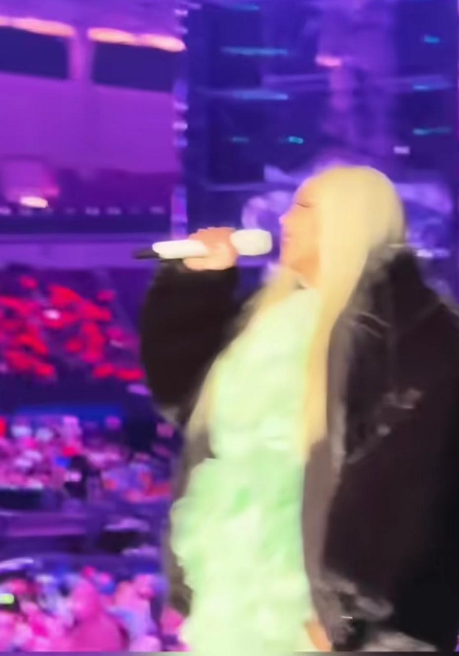 到底是什么原因使张惠妹胖成这个样子？这是张惠妹最近开演唱会时的照片，你还能认出来